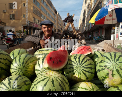 Venditore di melone nelle strade di Kashgar, Xinjiang, Cina e Asia Foto Stock