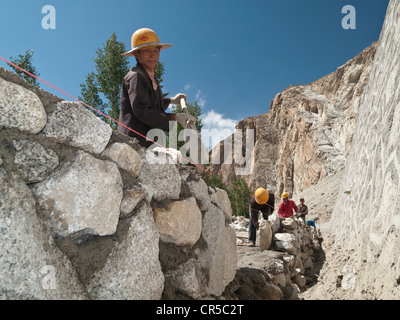 La costruzione di strade in Karakorum Highway da operai cinesi, lavorando in condizioni di terreno accidentato, , il Pakistan, Asia del Sud Foto Stock