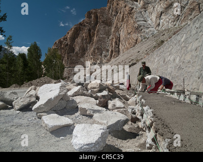 La costruzione di strade in Karakorum Highway da operai cinesi, lavorando in condizioni di terreno accidentato, , il Pakistan, Asia del Sud Foto Stock