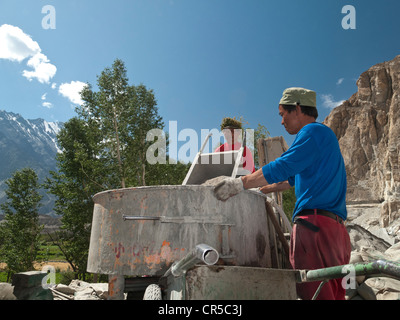 La costruzione di strade in Karakorum Highway da operai cinesi, lavorando in condizioni di terreno accidentato, , il Pakistan, Asia del Sud Foto Stock