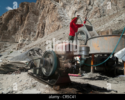 La costruzione di strade in Karakorum Highway da cinesi operaio, lavorando in condizioni di terreno accidentato, , il Pakistan, Asia del Sud Foto Stock