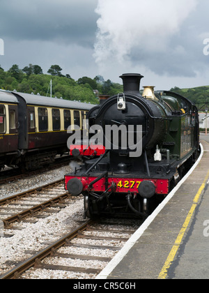 Immacolata locomotiva a vapore numero 7827 Lydham Manor in vapore arrivando a Kingswear Stazione ferroviaria stazione a Dartmouth. Foto Stock
