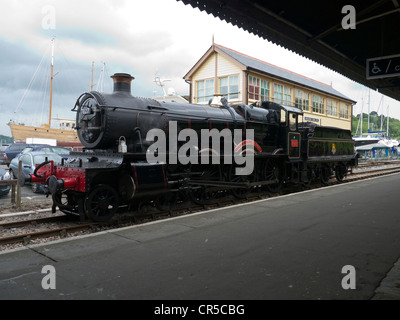 Immacolata locomotiva a vapore numero 7827 Lydham Manor in vapore a Kingswear stazione ferroviaria Foto Stock