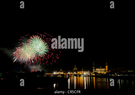 Fuochi d'artificio illuminare la parte storica della città, vista dal ponte Marienbruecke, Dresda, Sassonia, Germania, Europa Foto Stock