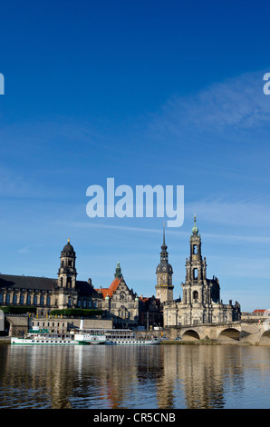 Hofkirche la chiesa e il castello di Dresda, si vede attraverso il fiume Elba dal ponte Carolabruecke, Dresda, Sassonia, Germania, Europa Foto Stock