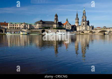 Hofkirche la chiesa e il castello di Dresda, come visto attraverso il fiume Elba dal ponte Carolabruecke, Dresda, Sassonia Foto Stock