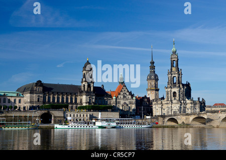 Hofkirche la chiesa e il castello di Dresda, come visto attraverso il fiume Elba dal ponte Carolabruecke, Dresda, Sassonia Foto Stock