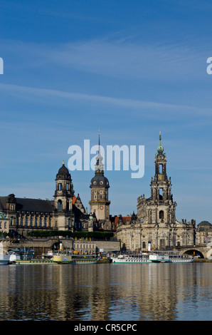 Hofkirche la chiesa e il castello di Dresda, come visto attraverso il fiume Elba dal ponte Carolabruecke, Dresda, Sassonia Foto Stock