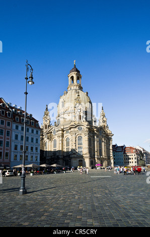 La ricostruita chiesa Frauenkirche, come visto dalla piazza Neumarkt, Dresda, Sassonia, Germania, Europa Foto Stock