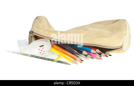Caso a matita con matite colorate su sfondo bianco Foto Stock