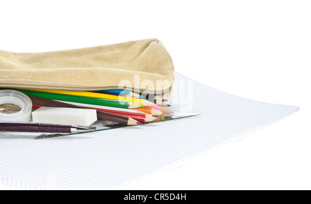 Caso a matita con matite colorate su carta Foto Stock