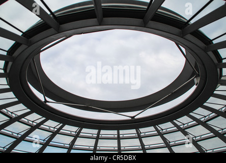 L'acciaio e cupola di vetro del Reichstag a Berlino, Germania, costruito dall'architetto Norman Foster Foto Stock