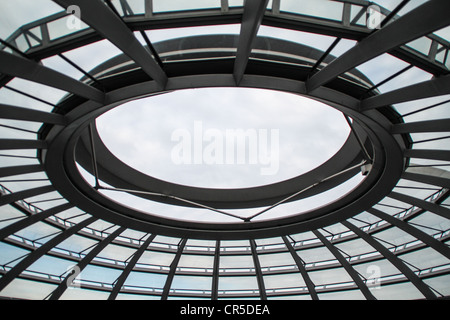 L'acciaio e cupola di vetro del Reichstag a Berlino, Germania, costruito dall'architetto Norman Foster Foto Stock