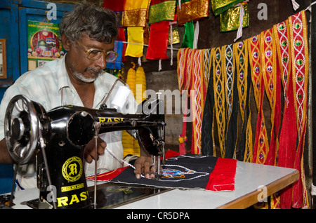 Cucitura su misura con la macchina da cucire, Madurai, Tamil Nadu, India, Asia Foto Stock