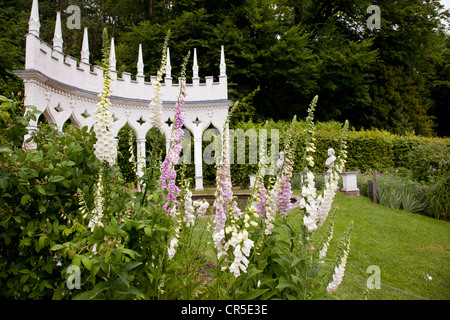 Painswick Rococo Garden Folly Exedra, Cotswolds, Gloucestershire, Inghilterra, Regno Unito Foto Stock