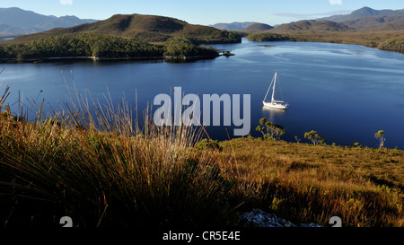 Guardando verso sud per la Melaleuca ingresso con uno yacht da crociera a ancoraggio. Porto Davey riserva marina, un'area del Patrimonio Mondiale, Tasmania, Australia Foto Stock