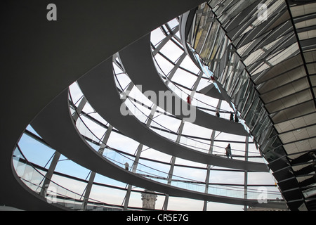 L'acciaio e cupola di vetro del Reichstag a Berlino, Germania, costruito dall'architetto Norman Foster Foto Stock