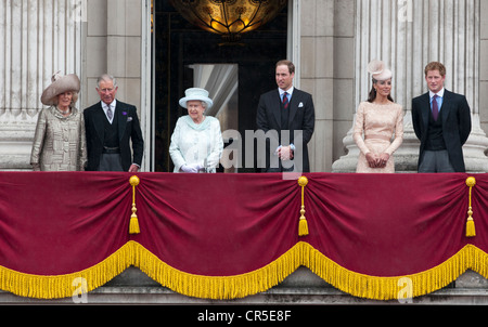 La famiglia reale britannica sul balcone di Buckingham Palace per celebrare H M Queen Elizabeth II Diamond celebrazioni giubilari, Foto Stock