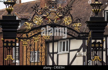 Ornato cancelli in ferro battuto di Tewkesbury Abbey, Gloucestershire, Inghilterra Foto Stock