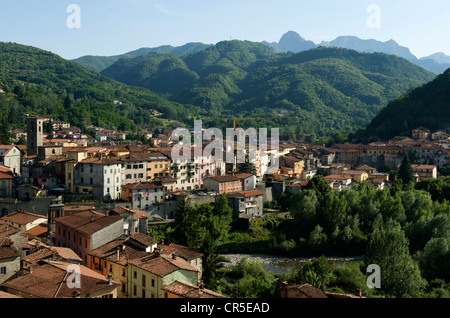 L'Italia, Toscana, la Garfagnana, Castelnuovo di Garfagnana e Alpi Apuane Mountain Range in background Foto Stock