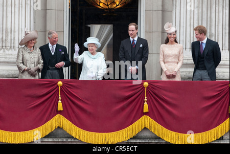La famiglia reale britannica sul balcone di Buckingham Palace per celebrare H M Queen Elizabeth II Diamond celebrazioni giubilari, Foto Stock