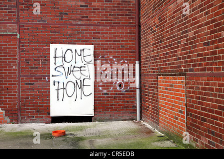 Graffiti "Home Sweet Home" su un condannato la costruzione di porta di un vecchio edificio industriale. Herten, Renania settentrionale-Vestfalia, Germania, Foto Stock