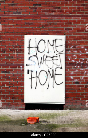 Graffiti "Home Sweet Home" su un condannato la costruzione di porta di un vecchio edificio industriale. Herten, Renania settentrionale-Vestfalia, Germania, Foto Stock