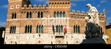 L'Italia, Toscana, La Maremma, Grosseto, Piazza Dante, Palazzo Comunale Foto Stock