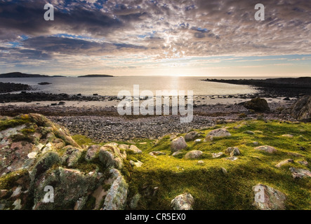 Il sole tramonta nel corso dell'estate Isles. La fotografia è stata scattata da Reiff sulla costa nord occidentale della Scozia. Foto Stock