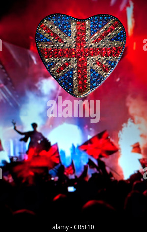 A forma di cuore frizzante riflettente Union Jack Flag con parte esterna pop concert spettacolare di notte London REGNO UNITO Foto Stock