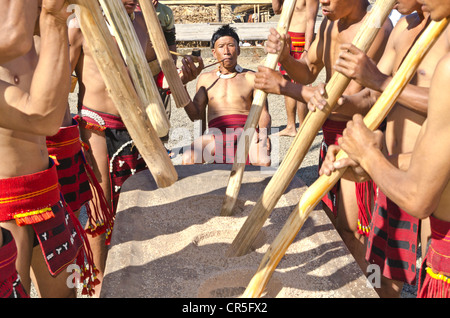 I membri della tribù Samdom mostrano il loro modo tradizionale di colture di frantumazione in occasione dell'annuale Festival Hornbill, , India, Asia Foto Stock