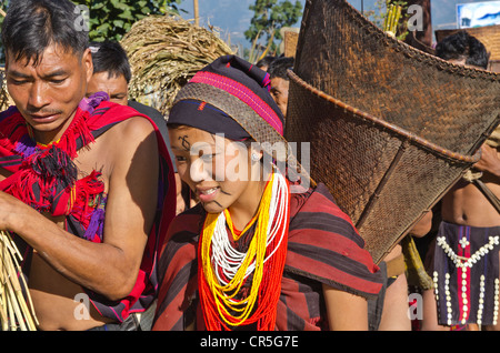 Le popolazioni tribali all annuale Hornbill Festival di Kohima, India, Asia Foto Stock