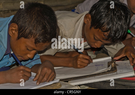 I bambini nella scuola di governo in Borbil studio ancora sul pavimento, India, Asia Foto Stock