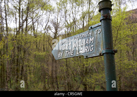 Vecchia segnaletica per il sentiero a Fort William dalla parte lairig del West Highland Way al di fuori di Kinlochleven nelle Highlands Foto Stock