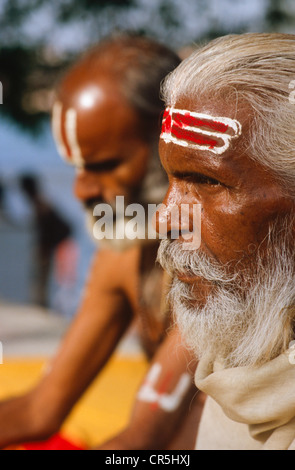 Due Sadhus pregare presso la ghats lungo il fiume Gange in Haridwar, Uttarakhand, precedentemente Uttaranchal, India, Asia Foto Stock