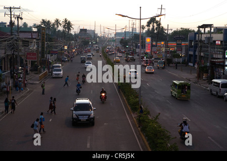 Ore di picco di traffico su Pusok San Lapu-Lapu City, Metro Cebu Mactan Island, Visayas nelle Filippine. Foto Stock