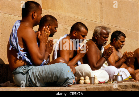 Pellegrini in preghiera verso il santo Gange, Varanasi, Uttar Pradesh, India, Asia Foto Stock