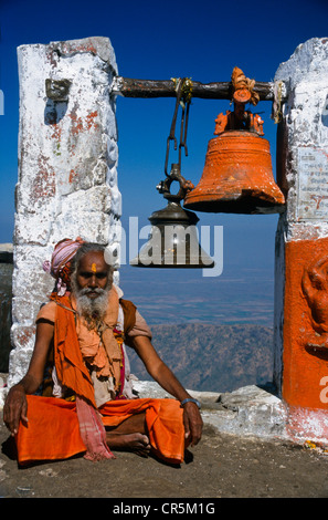 Vecchio sadhu avendo cura di uno dei templi Girnar Hill, Junagadh, Gujarat, India, Asia Foto Stock