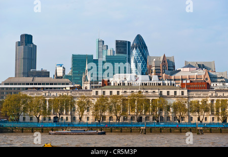 Città di Londra con la costruzione di ufficio 30 St Mary Axe, Swiss-Re Tower o il Gherkin, edificio progettato dall architetto Sir Foto Stock
