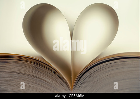 Libro aperto con a forma di cuore, curvo, pagine interne Foto Stock