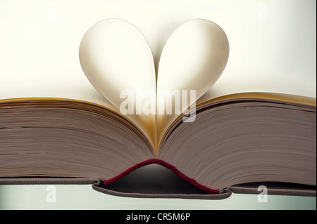 Libro aperto con a forma di cuore, curvo, pagine interne Foto Stock