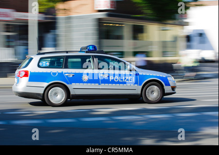 Auto della Polizia su una chiamata di emergenza la guida ad alta velocità Foto Stock