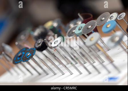 In coda gli strumenti di un odontotecnico Foto Stock