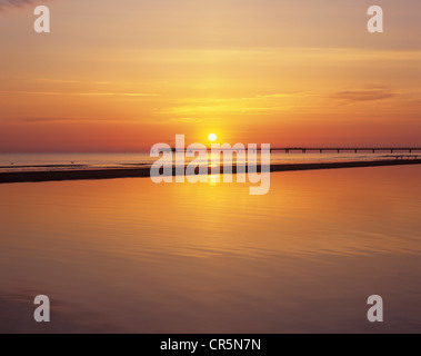 Tramonto sul Mar Baltico, pier in Prerow, Darss penisola, Meclemburgo-Pomerania, Mar Baltico, Germania, Europa Foto Stock