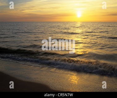 Tramonto sul Mar Baltico, western beach, Darss penisola, la Pomerania occidentale Area Laguna Parco Nazionale Foto Stock