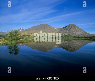 Twin peaks del Stygghøin, Stygghoin mountain range sono riflesse nella Dørålstjørnin, Doralstjornin Lago Foto Stock