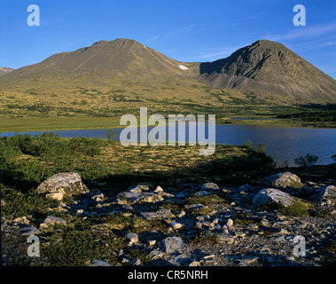 Twin peaks del Stygghøin, Stygghoin mountain range, Dørålstjørnin, Doralstjornin Lago, Rondane National Park, Norvegia Foto Stock