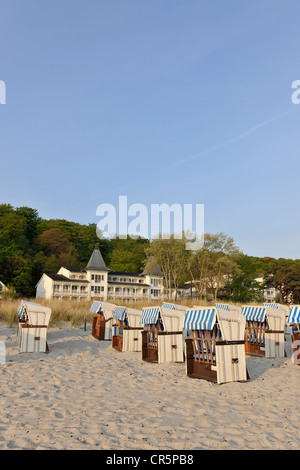 Coperto e sedie da spiaggia in vimini su una spiaggia nei pressi di Binz, con spazio nel cielo per testo, Ruegen, Meclemburgo-Pomerania Occidentale Foto Stock