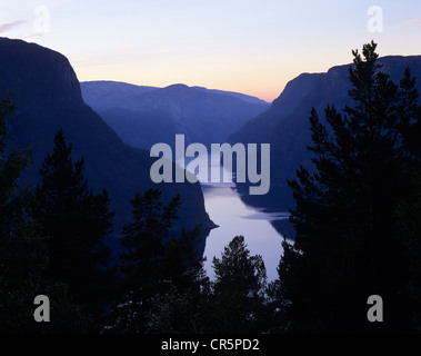 Tramonto su Aurlandsfjord, visto dalla vecchia strada passa sopra la città di Aurland, Sogn og Fjordane, Norvegia, Europa Foto Stock