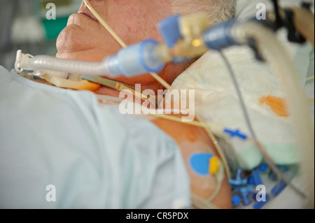 Uomo anziano giacente in una unità di terapia intensiva, ICU, Germania, Europa Foto Stock